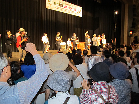 ドラム隊のリズムに合わせて原発なくせコールを参加者総立ちで響かせた東京・日比谷公会堂